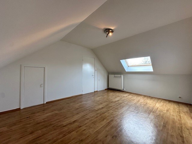 Een nette, comfortabele  gezinswoning met 3 slaapkamers, garage en tuin. 