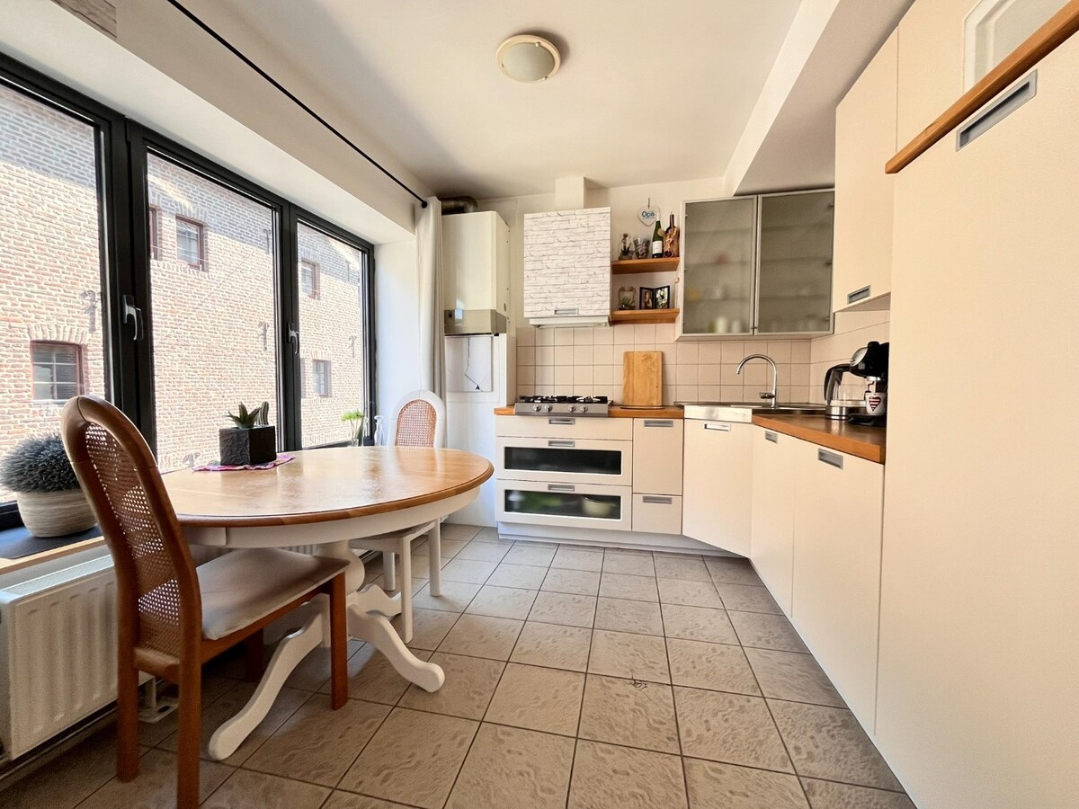 Comfortabel appartement op de 1ste verdieping van een kleinschalige residentie op een steenworp van de historische markt! 