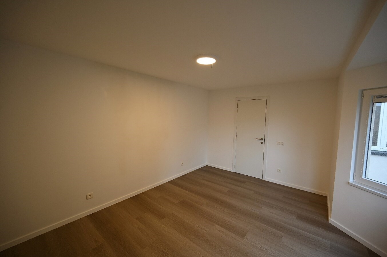 RUIM GERENOVEERD 2-SLAAPKAMER APPARTEMENT 