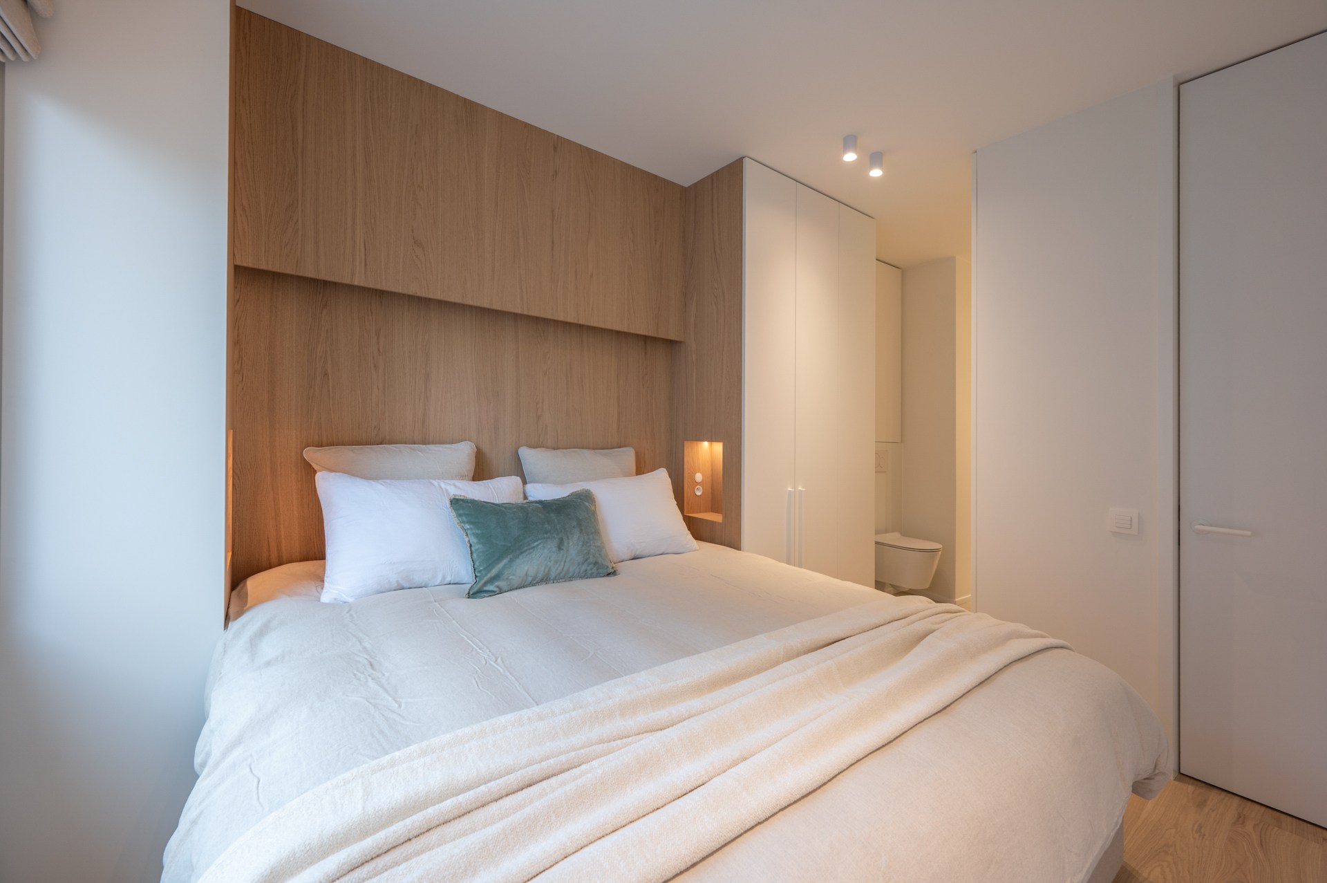 Prachtig gerenoveerd appartement met 3 slaapkamers centraal gelegen op de Lippenslaan te Knokke. 