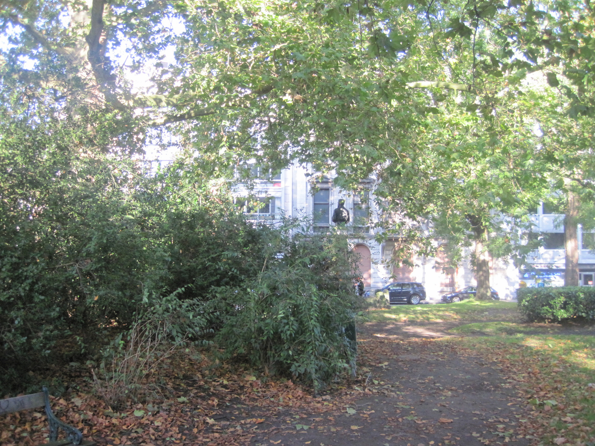 Lichtrijk, ruim 2-slp-appartement aan St-Anna-plein. 