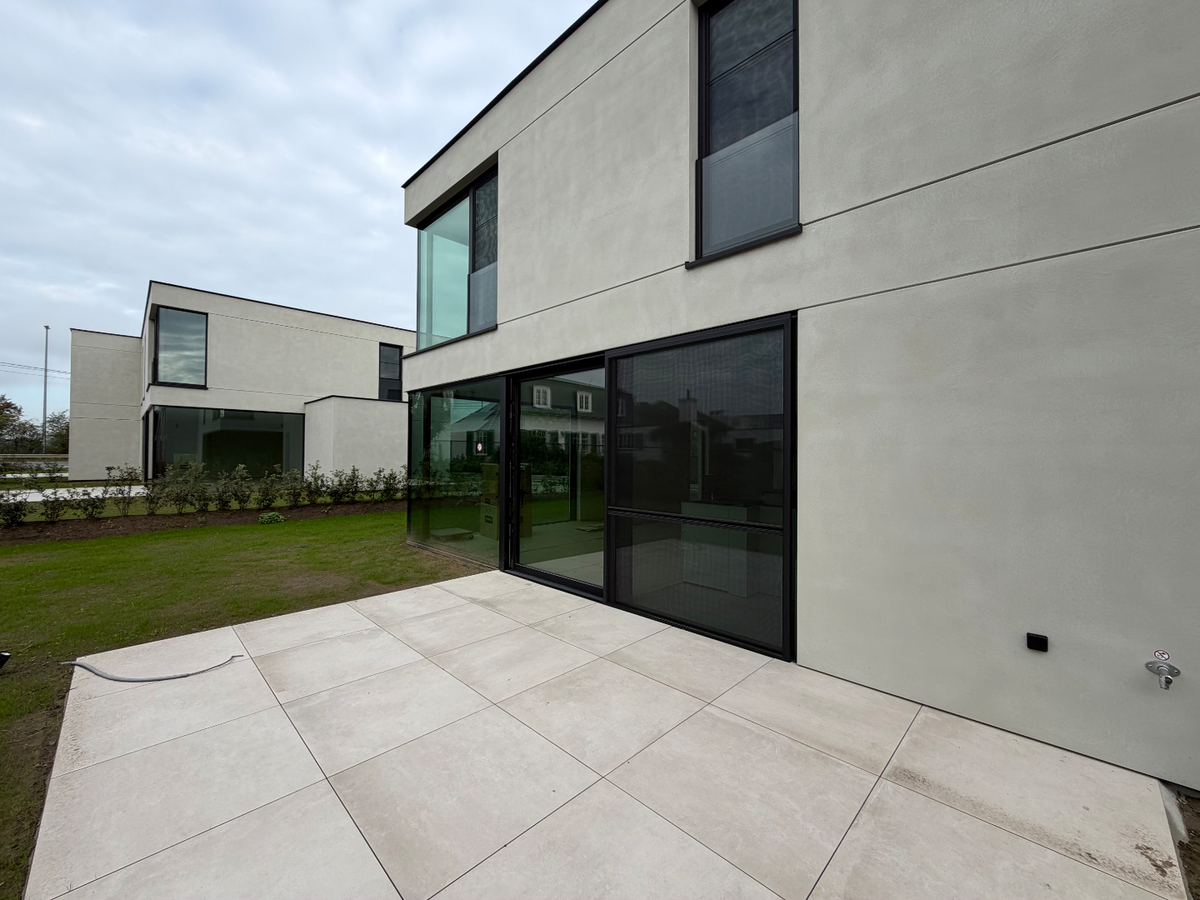 Ruime nieuwbouwwoning met terras en tuin. 