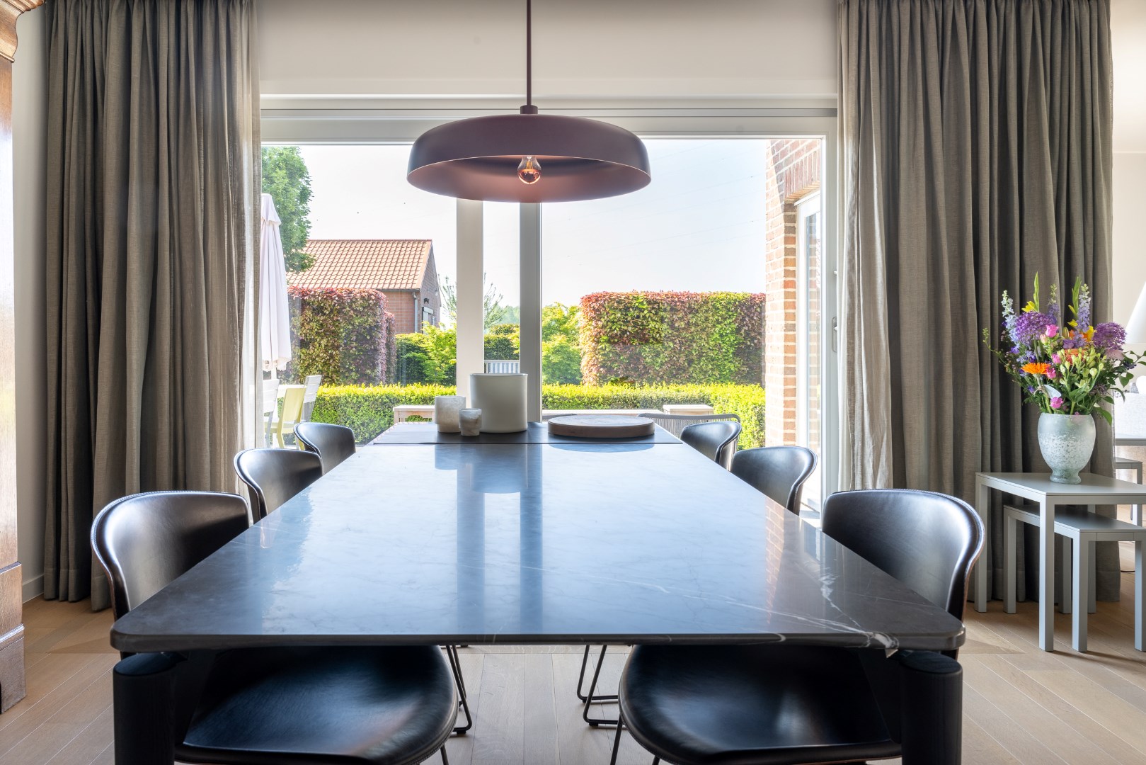 Ontbijthoek met prachtig zich op de tuin met terras 