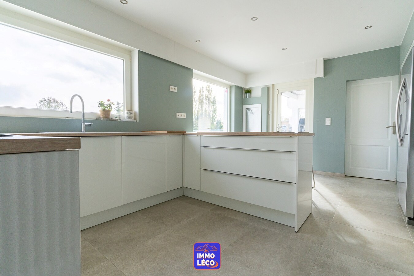 Villa semi "Plain-Pied" avec piscine, garage, carport et annexe pour profession libérale ! 