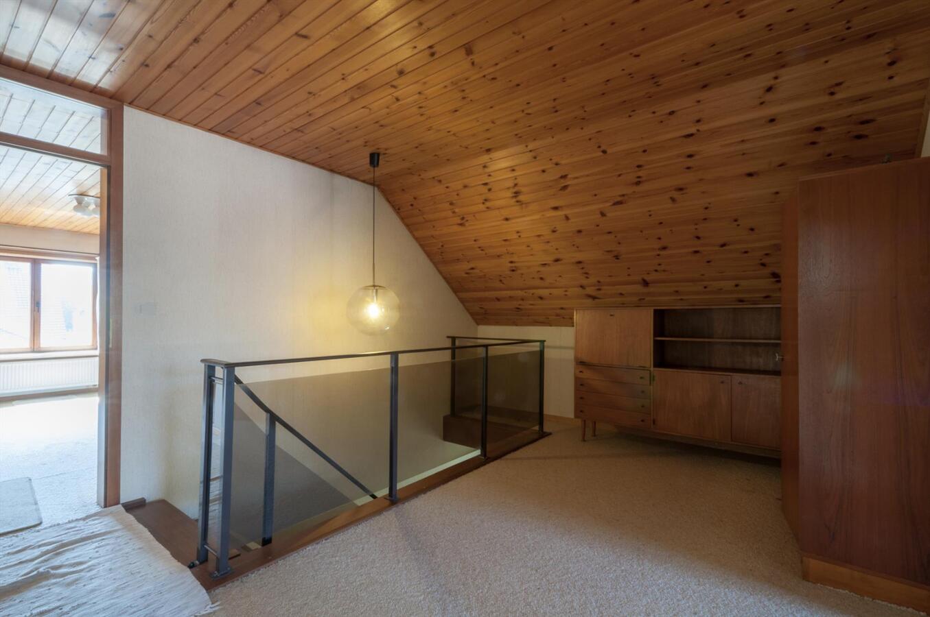 Ruime woning met prachtige tuin en open zicht 