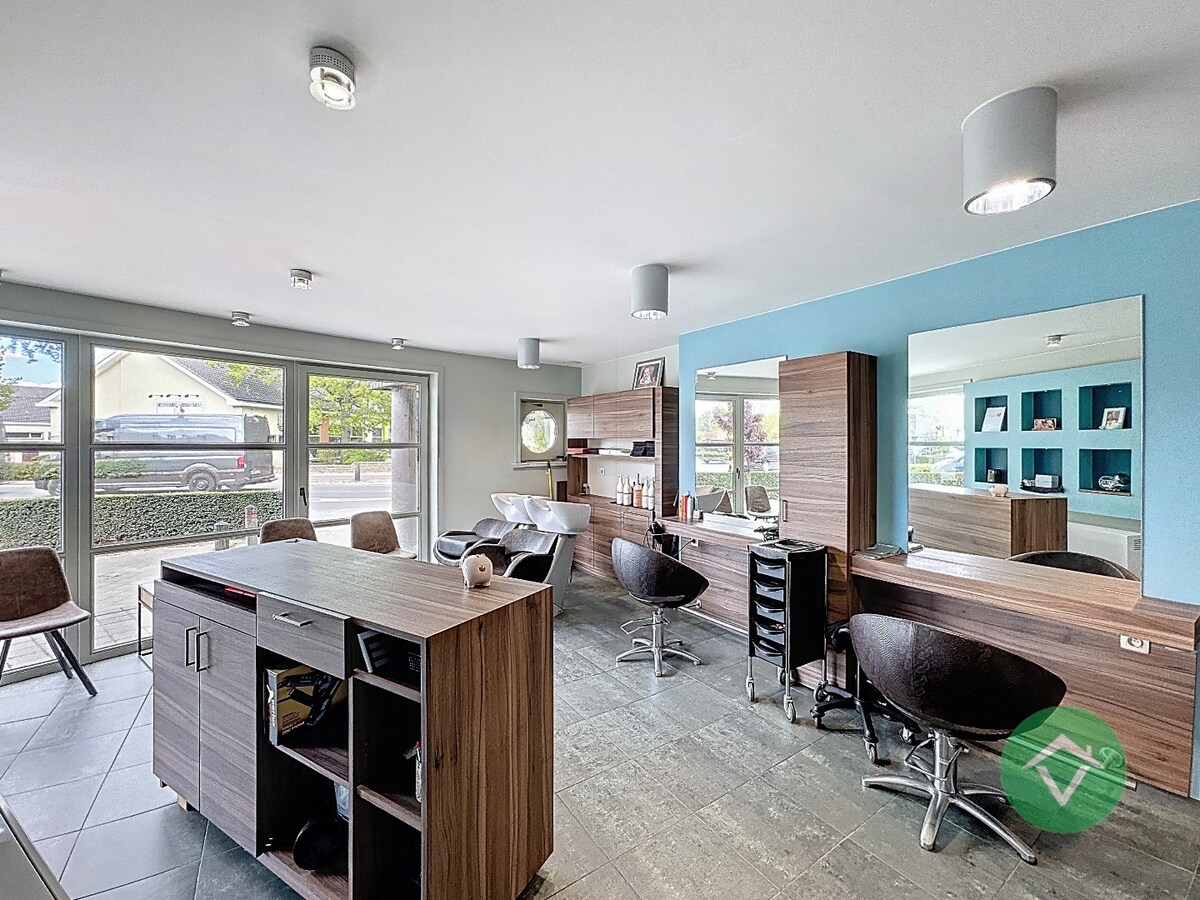 Volledig gerenoveerd handelspand met woonst en garage te Koekelare 