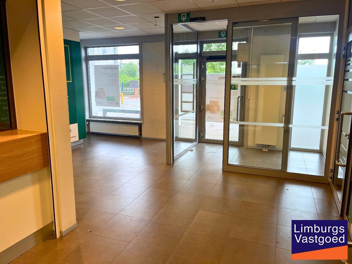 Kantoorgebouw 482m² op 3a85ca met tuin en garage op commerciële topligging 