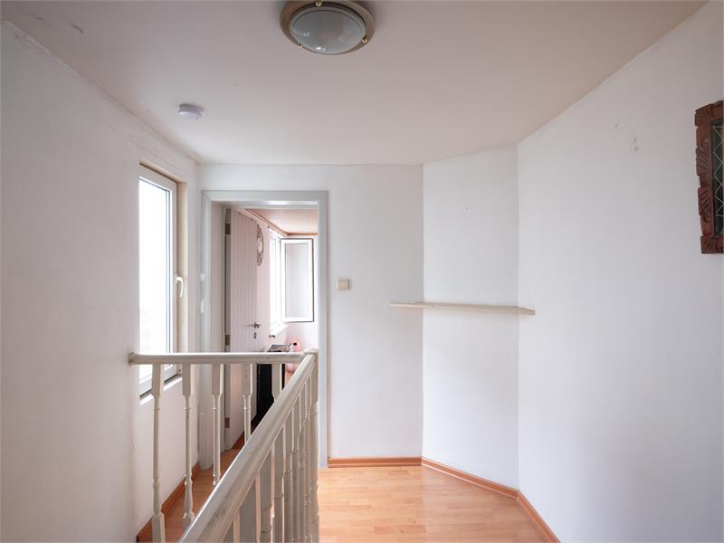 Op te frissen woning met 6 slaapkamers 