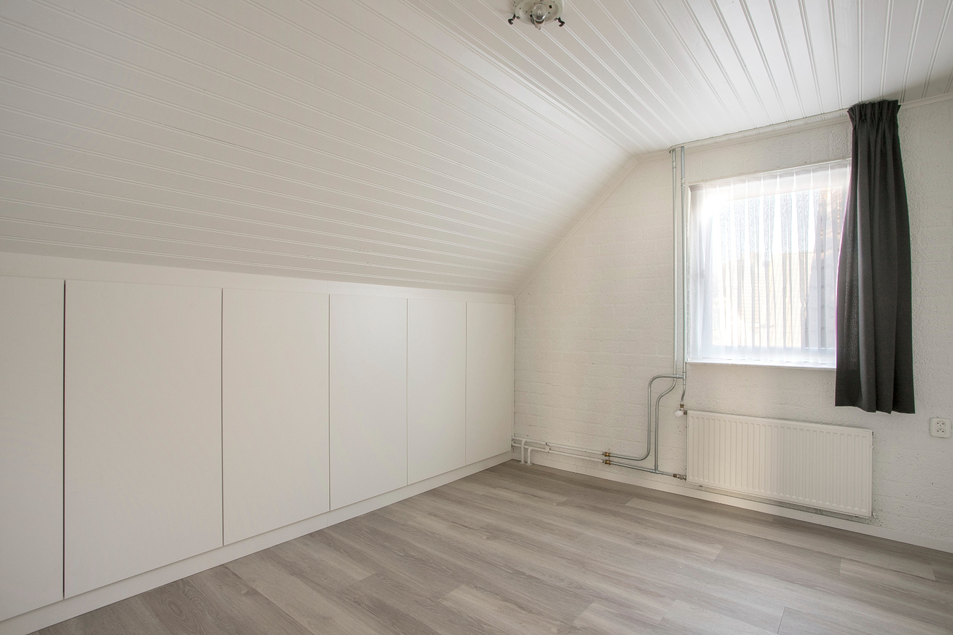 Deze vrijstaande woning met bedrijfsgebouwen staat tegen het bedrijventerrein van Reusel. 