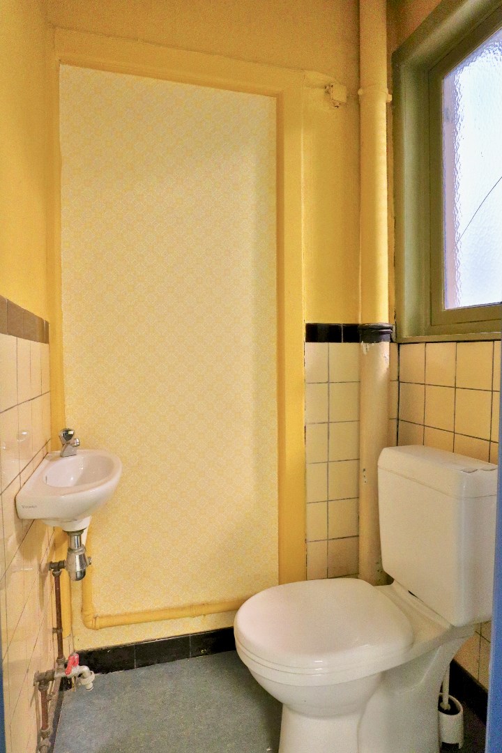 Commercieel gelegen handelsgelijkvloers met garage 