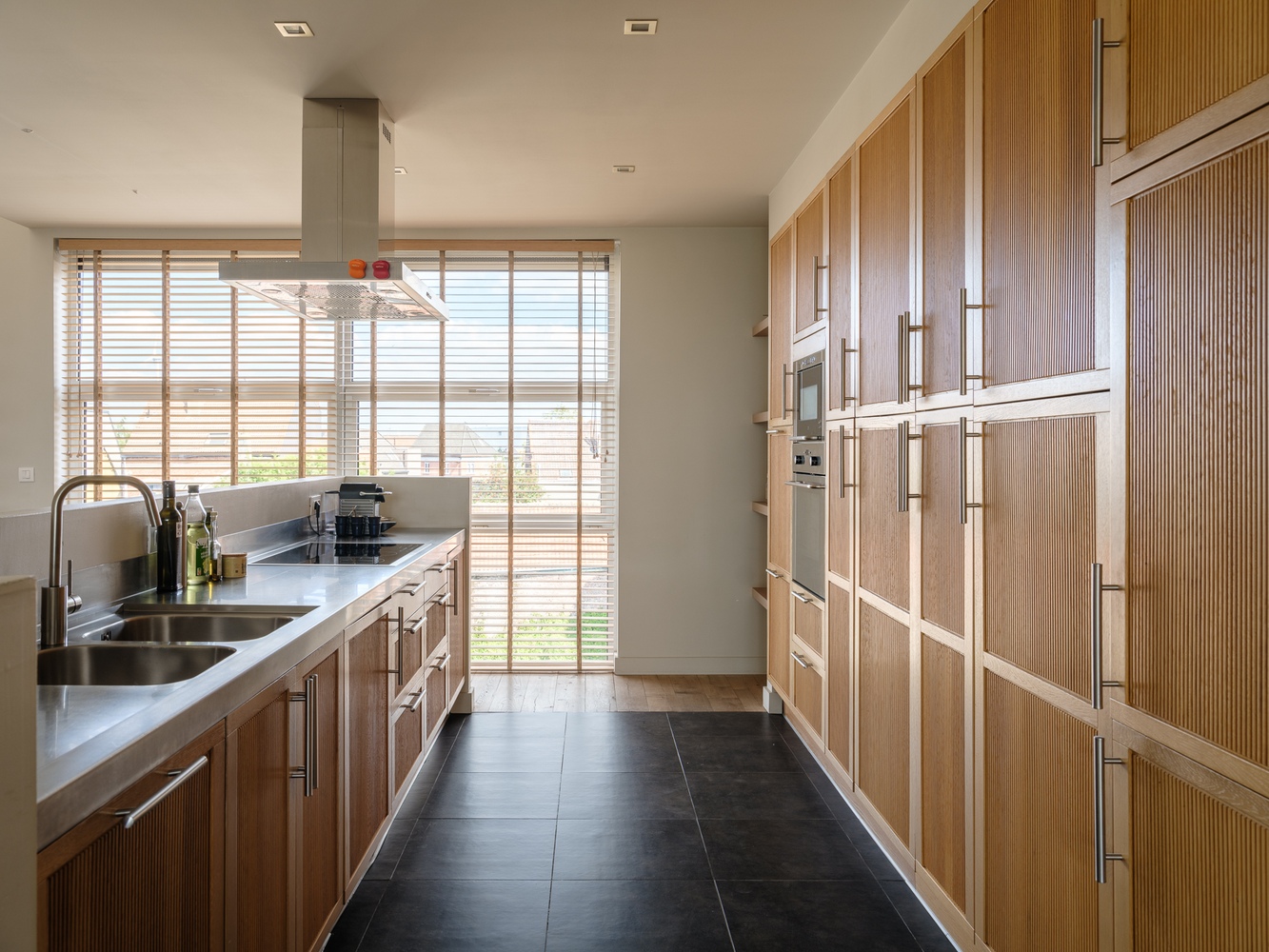 Exclusief wonen. Uitzonderlijk, luxueus en ruim (191m²) appartement met terras en fenomenaal zicht op water. 