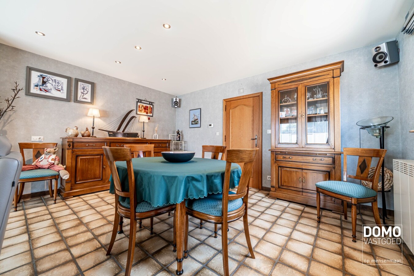 GERENOVEERDE, INSTAPKLARE GEZINSWONING MET 4 SLAAPKAMERS TE TUILT 