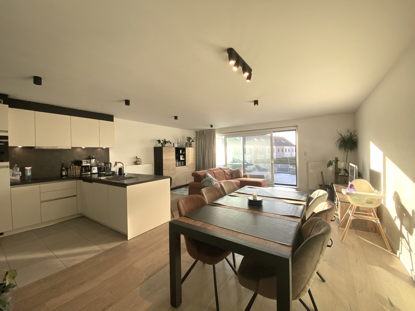 Instapklaar modern 2-slaapkamerappartement met garage in hartje Waregem! 