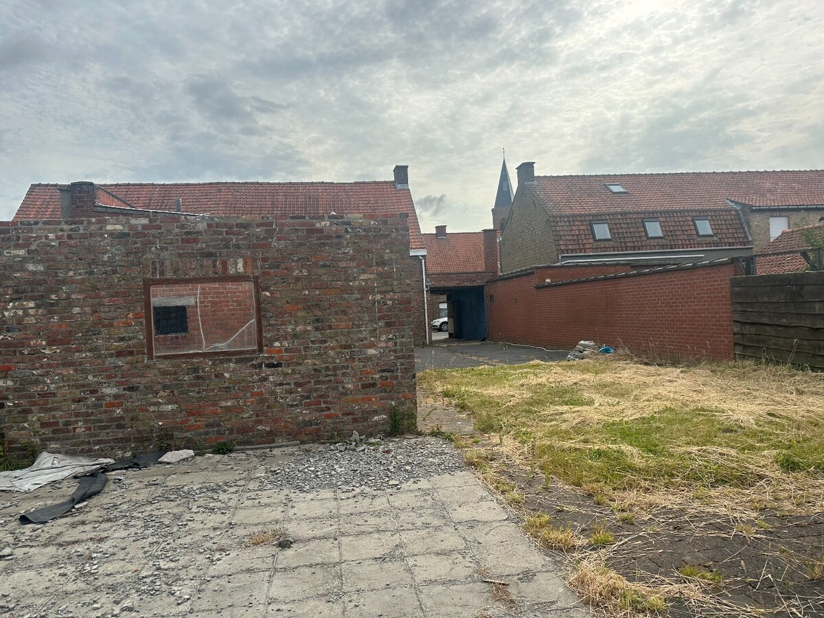 Te renoveren woning op een ruim perceel van 834 m² 