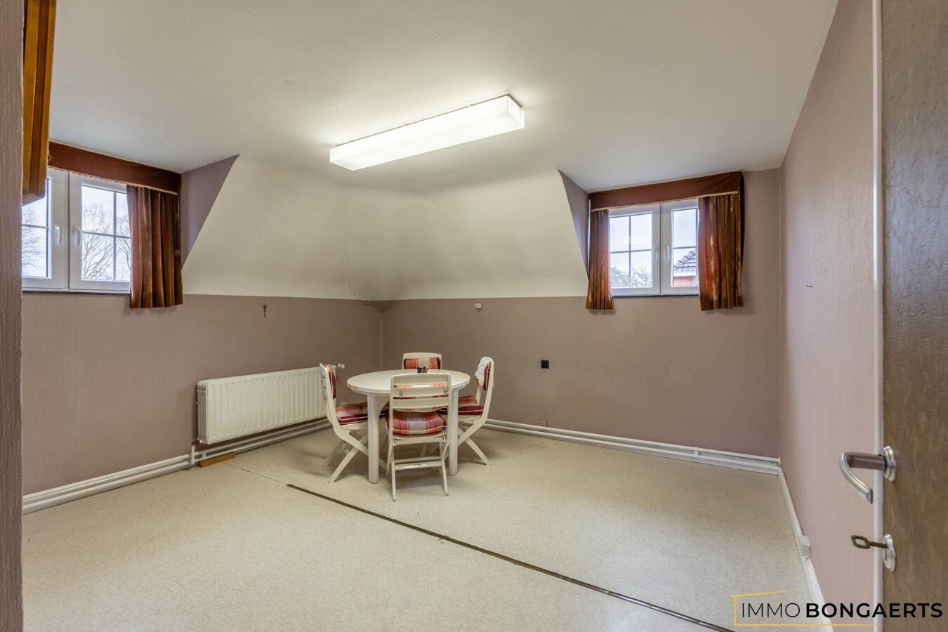 Ruime woning met tuin, garage en 3 slaapkamers in Oudsbergen . 