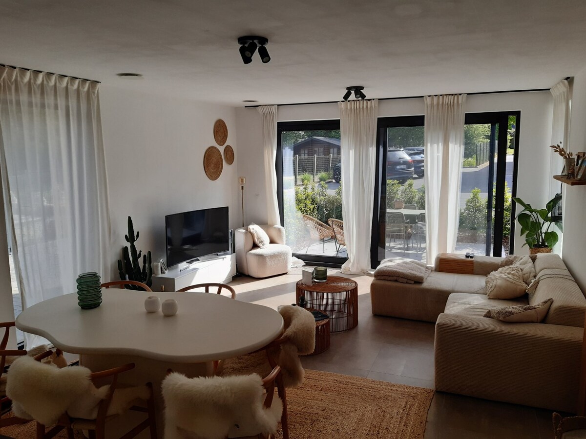 Gelijkvloers appartement met terras. 