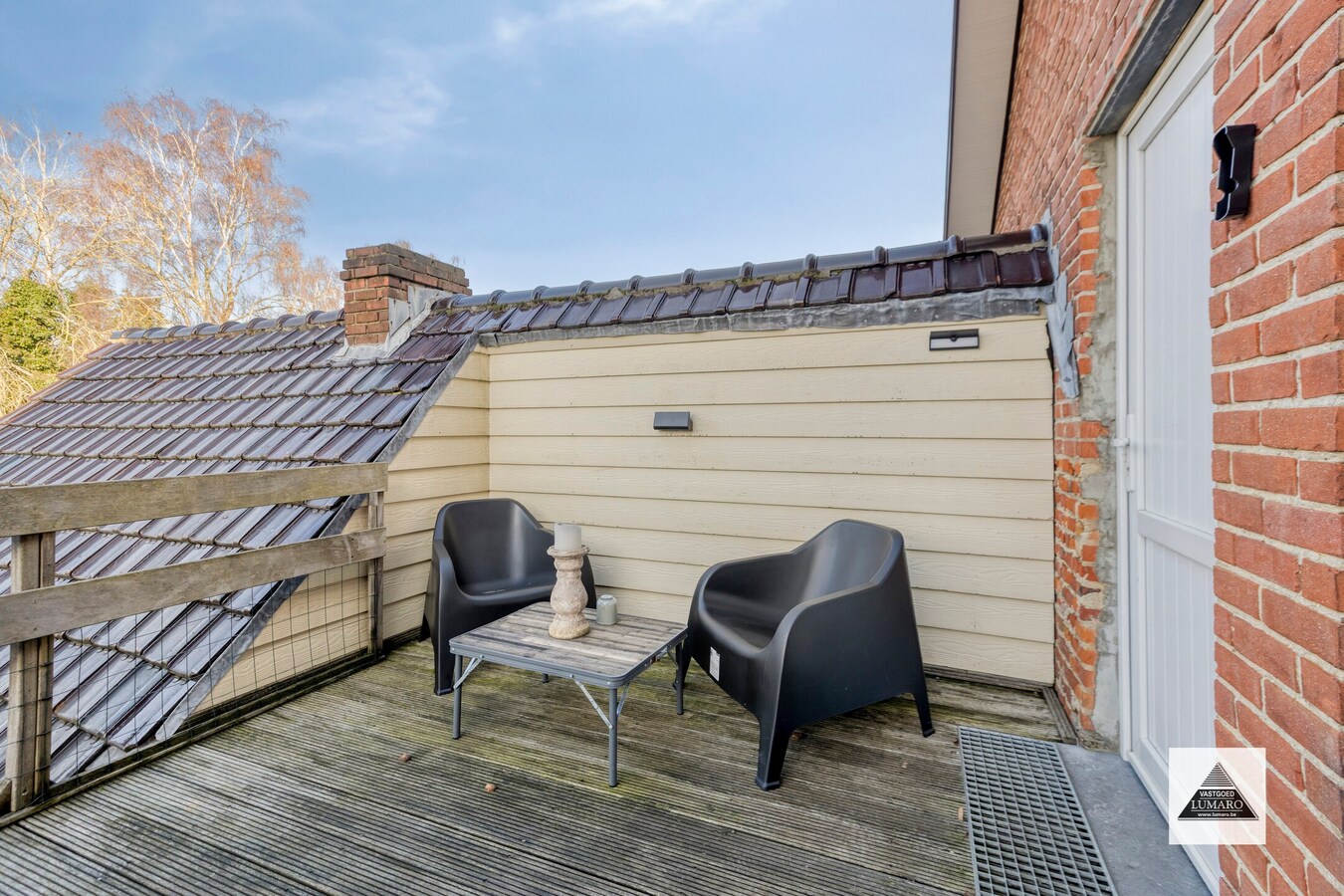 Vernieuwd duplex app. met 3 slaapkamers, terras, parking 