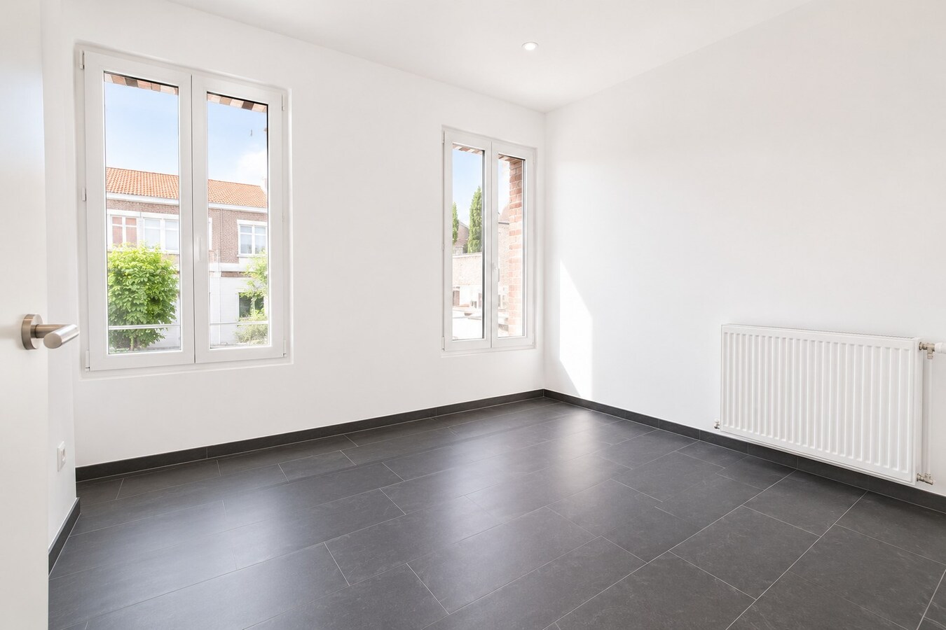 Instapklare gezinswoning met 4 slaapkamers, 2 badkamers, zonnige zuidwestgerichte tuin en EPC-label C in hartje Sint-Niklaas! 