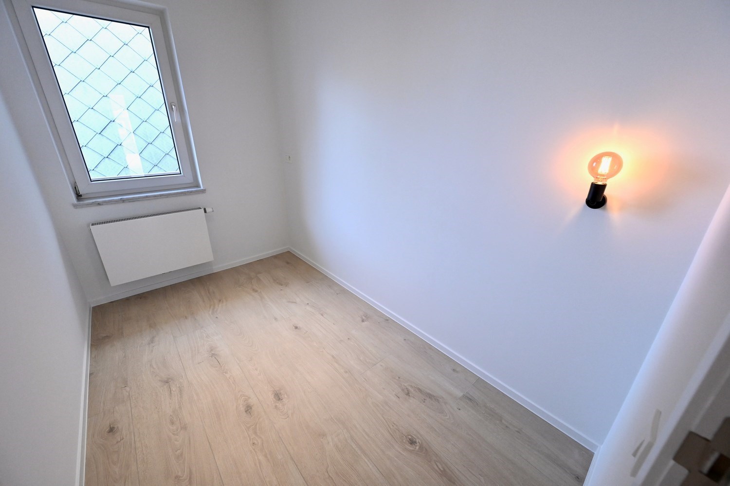 Non meublé - Neuf - Appartement luxueusement rénové avec 3 chambres et une vue dégagée sur la place du Bourgmestre Frans Desmidt. 