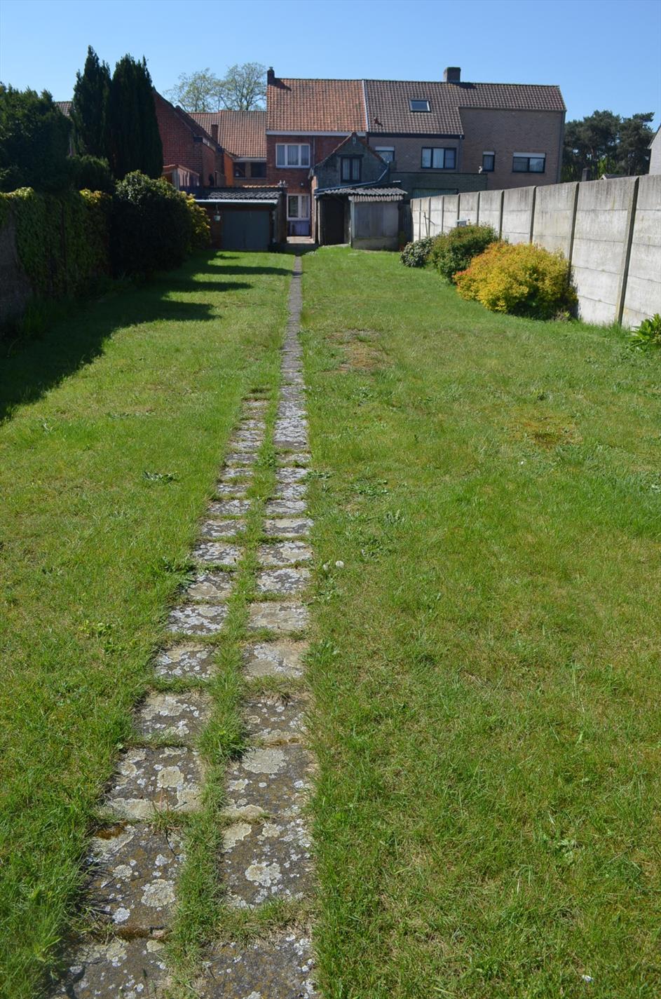 Te renoveren HoB met 3 slpks, garage en tuin gelegen te centrum Maldegem 