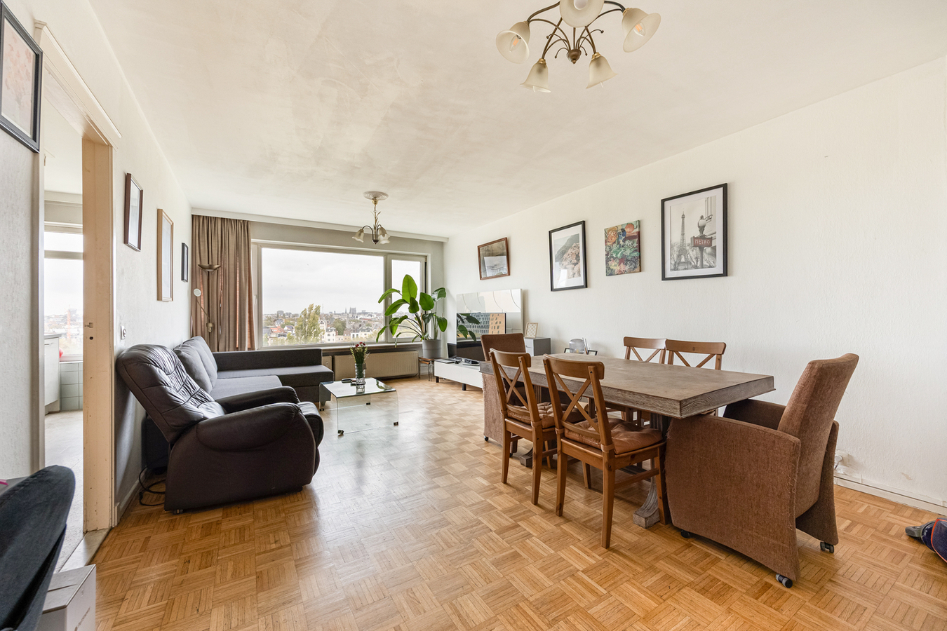 Instapklaar 2-slaapkamerappartement met terras en prachtig uitzicht in Berchem 