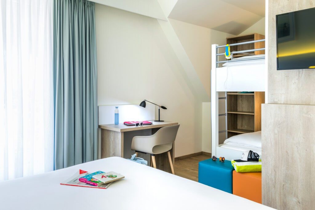 Ruime familiekamer in het Ibis Styles Nieuwpoort project 