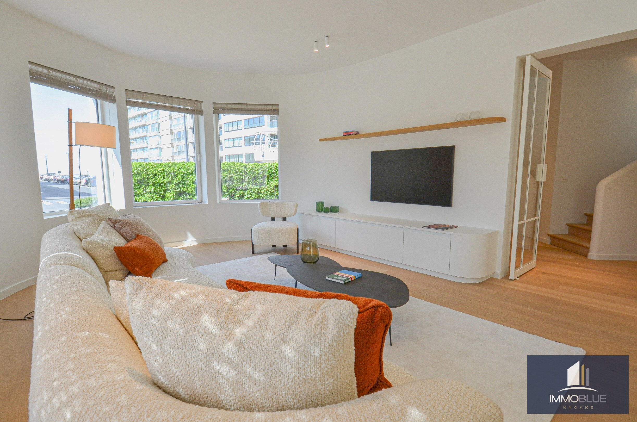 Exclusieve villa: Uitzonderlijk volledig gerenoveerde villa met frontaal zeezicht. 