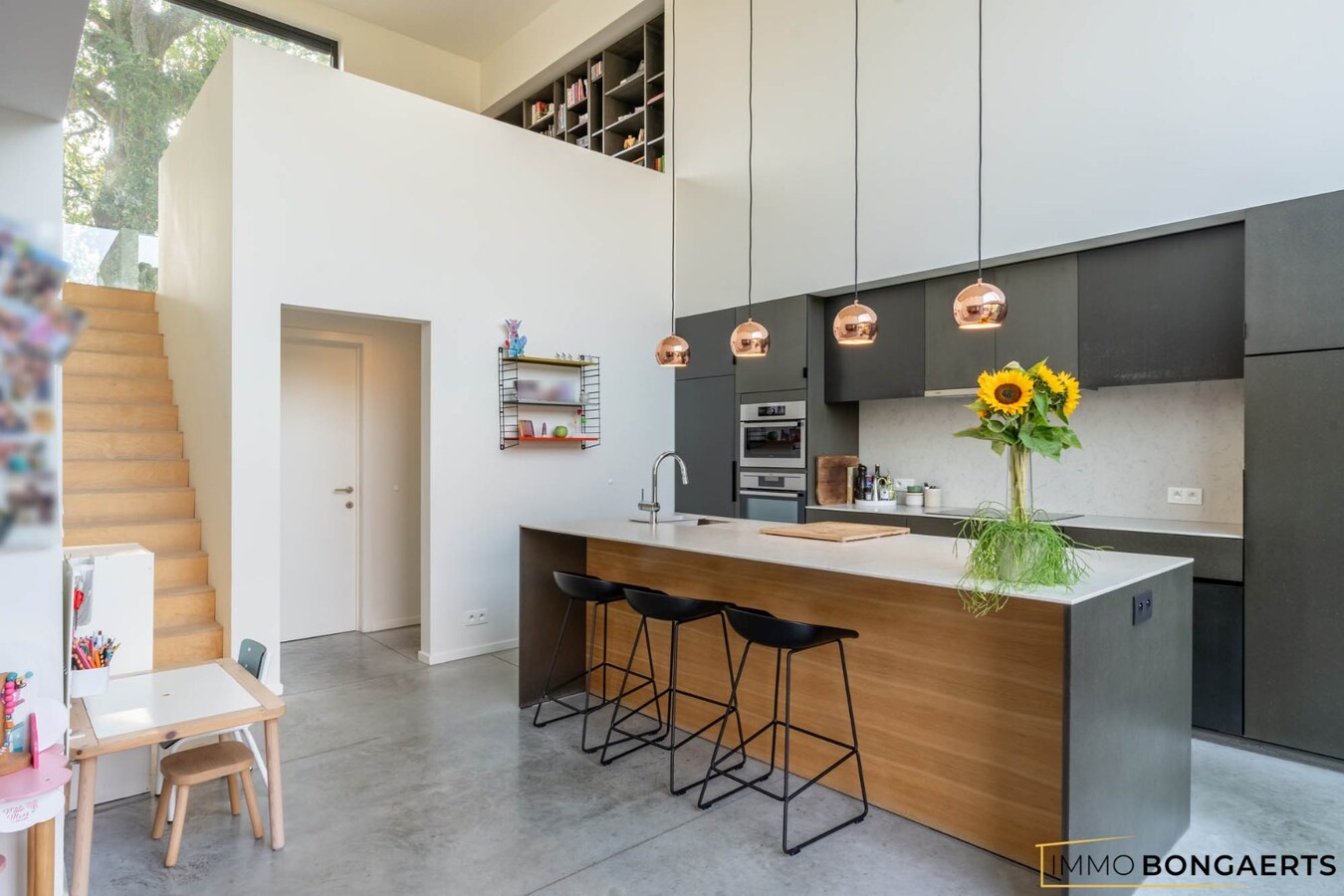 Ruime woning met garage, tuin en drie slaapkamers 