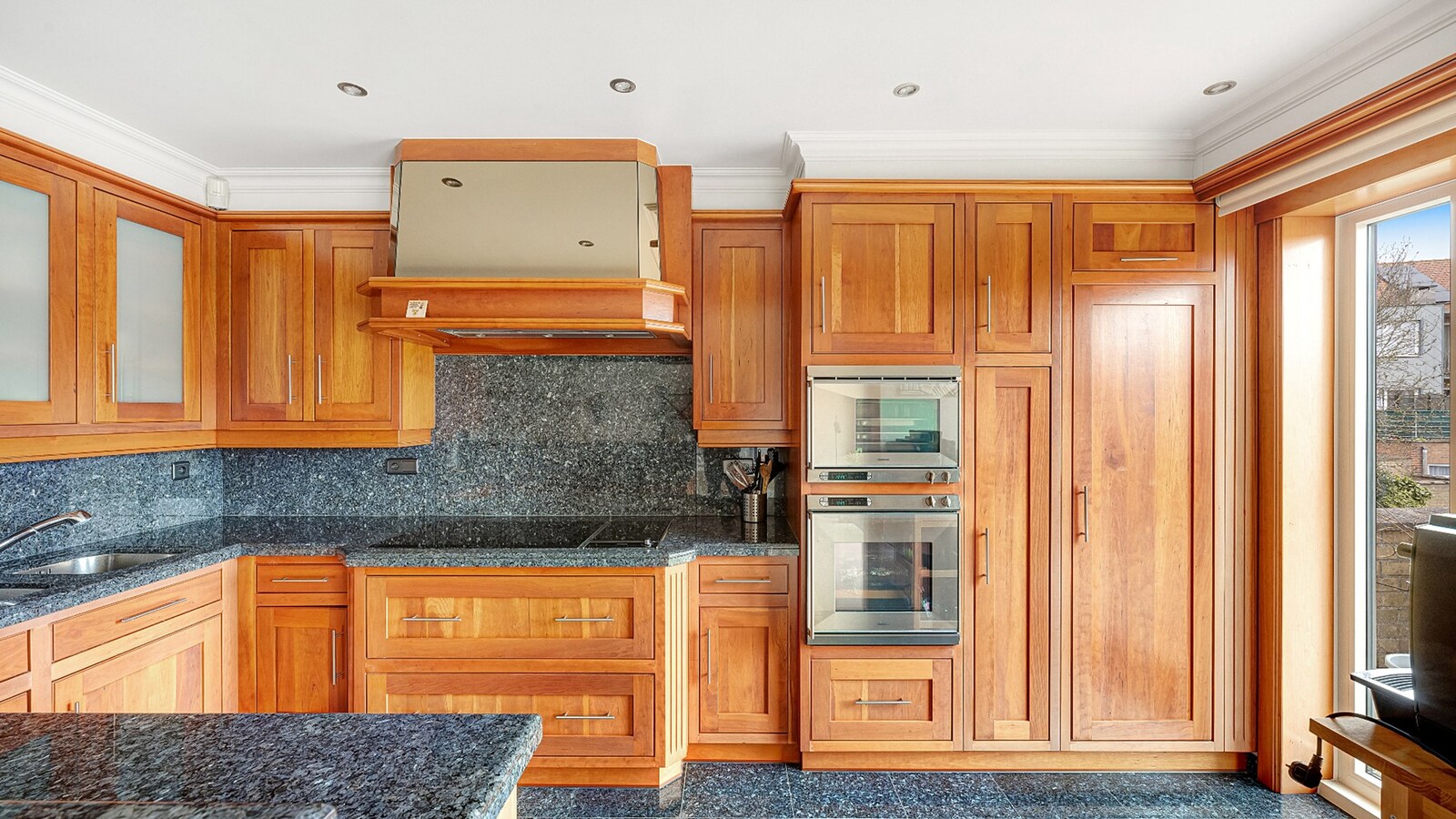 Ruime bel-etagewoning met garage en zonnepanelen in hartje Heist. 