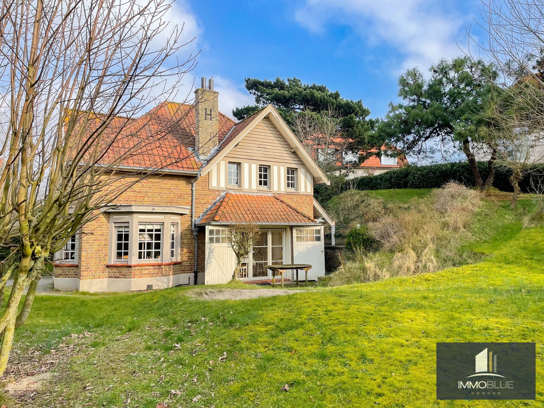 Uiterst charmante villa, rustig gelegen in één van de paadjes in het Zoute op wandelafstand van de zee. 