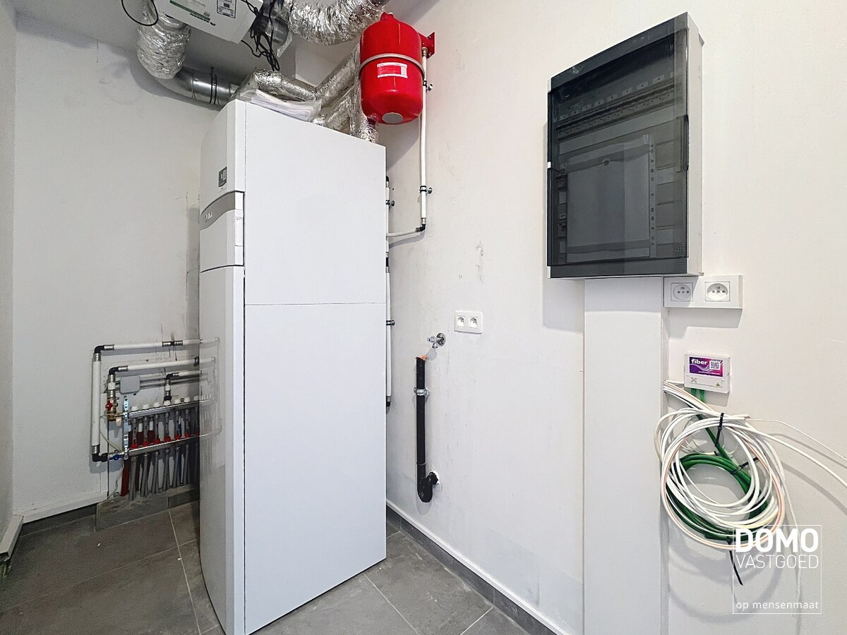 VOLLEDIG AFGEWERKT NIEUWBOUWAPPARTEMENT MET 2 SLAAPKAMERS, TERRAS, ONDERGRONDSE AUTOSTANDPLAATS EN KELDERBERGING IN RESIDENTIE "DE KWINT" TE ZONHOVEN 