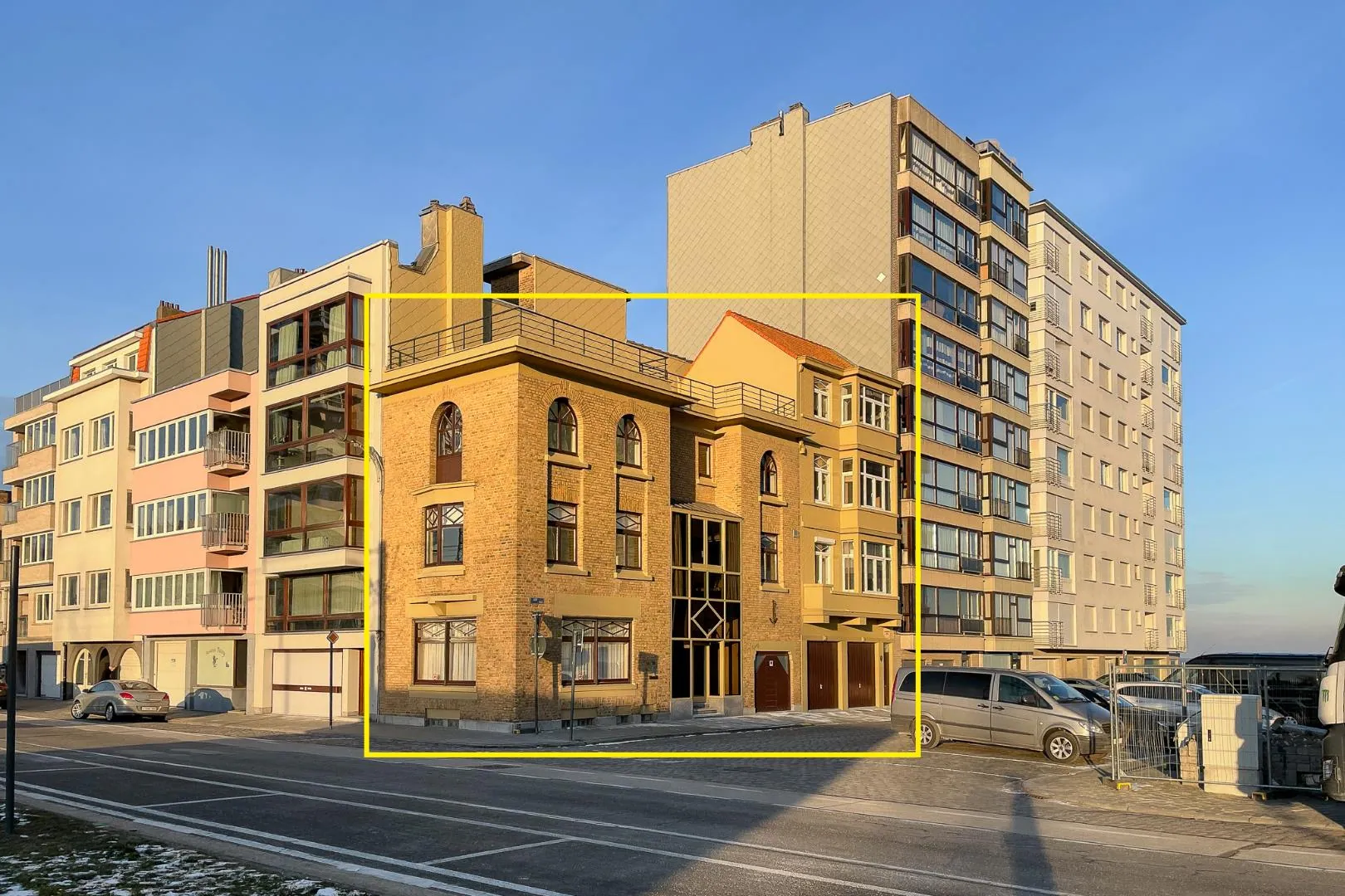 Unieke eigendom op 25m van de zeedijk met 3 garages en prachtig dakterras