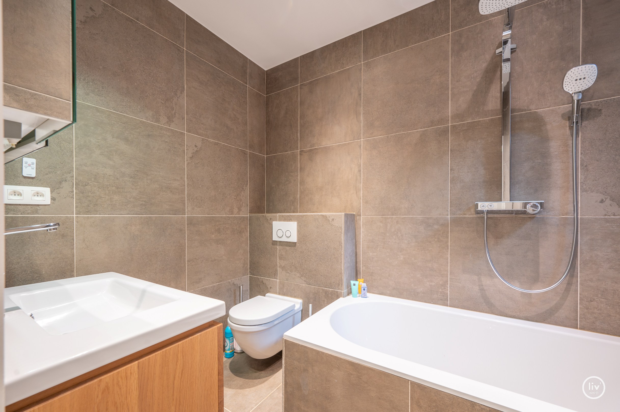 L'appartement d'angle est idéalement situé sur la Zoutelaan à Knokke, à proximité des magasins, de la plage et de toutes les commodités. 