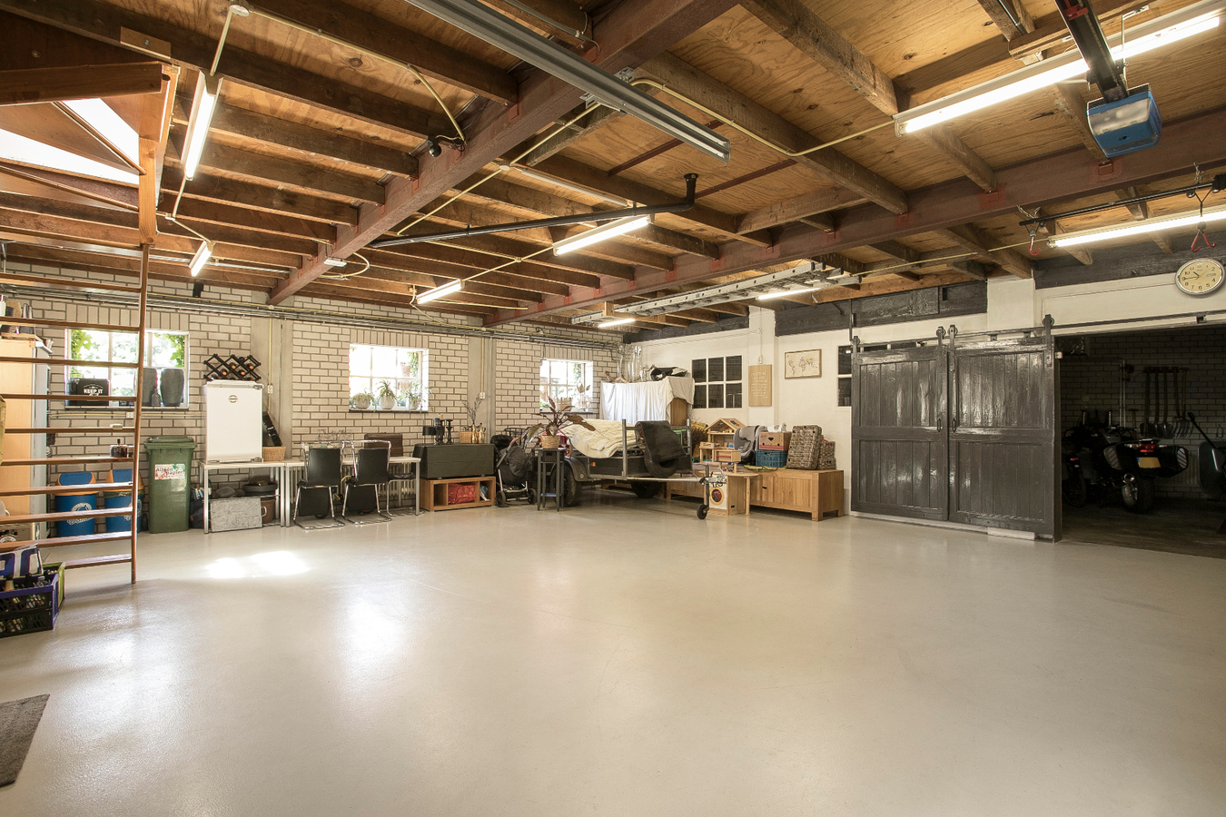 Deze moderne en royale vrijstaande woning staat op een rustige woonlocatie op een mooi hoekperceel. 