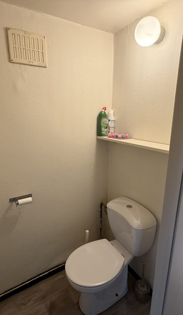 Charmante halfopen woning met garage, 2 slaapkamers en grote tuin 