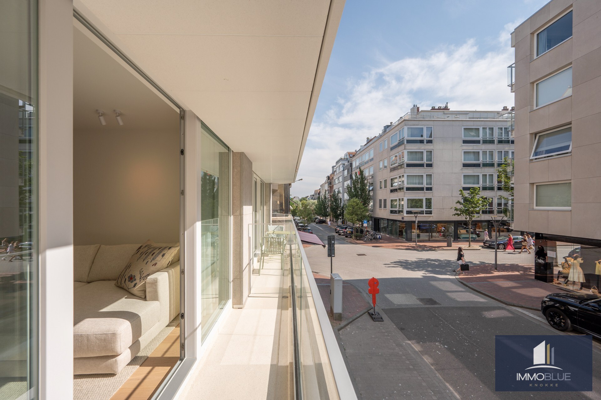 Prachtig gerenoveerd drie-slaapkamerappartement op een toplocatie vlak bij de Zeedijk en genietend van een zijdelings zeezicht. 