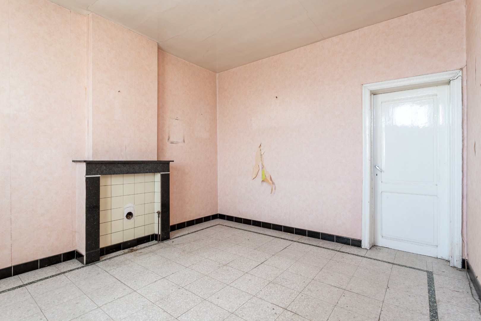 Te renoveren rijwoning met tuin te Vlezenbeek 