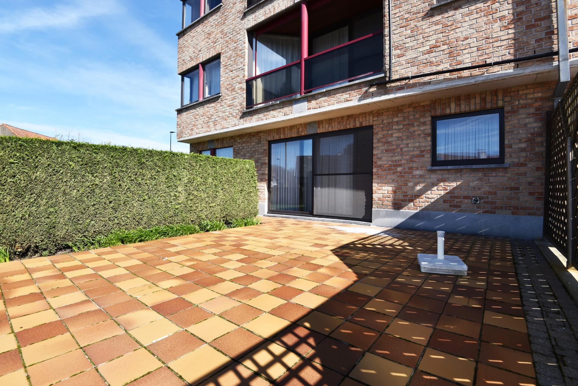 Gelijkvloers app. met 2 slpks, zonneterras en staanplaats nabij centrum Maldegem 