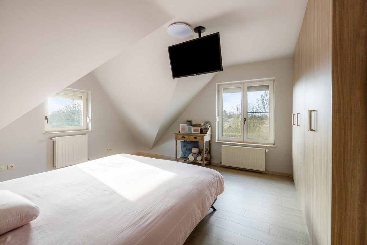 Instapklare villa met 3 slaapkamers, kantoor en garages 