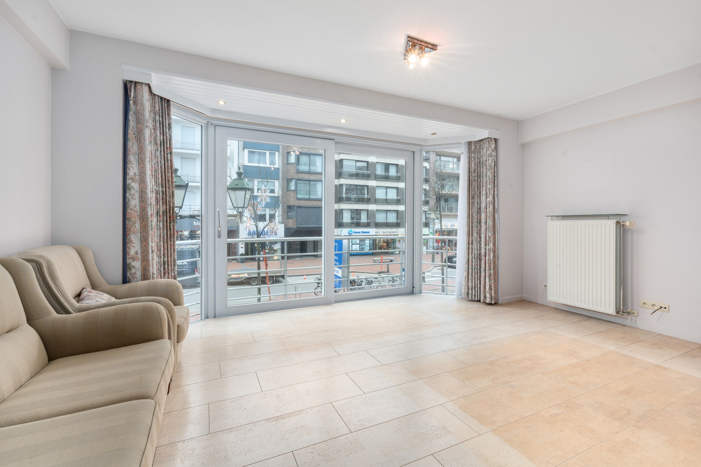 Appartement de 2 pièces bien situé au centre, du côté ensoleillé de la Lippenslaan, à distance de marche de la place Van Bunnen. 