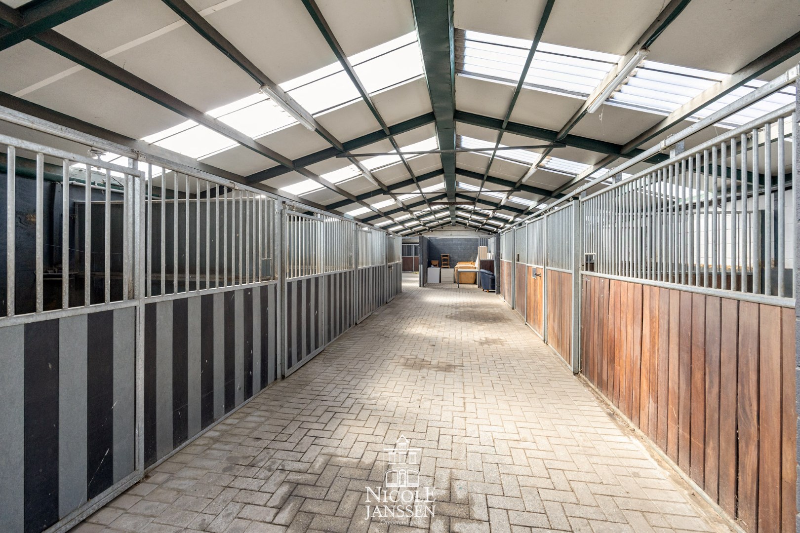 U kan hier paardenboxen binnen en buiten terugvinden