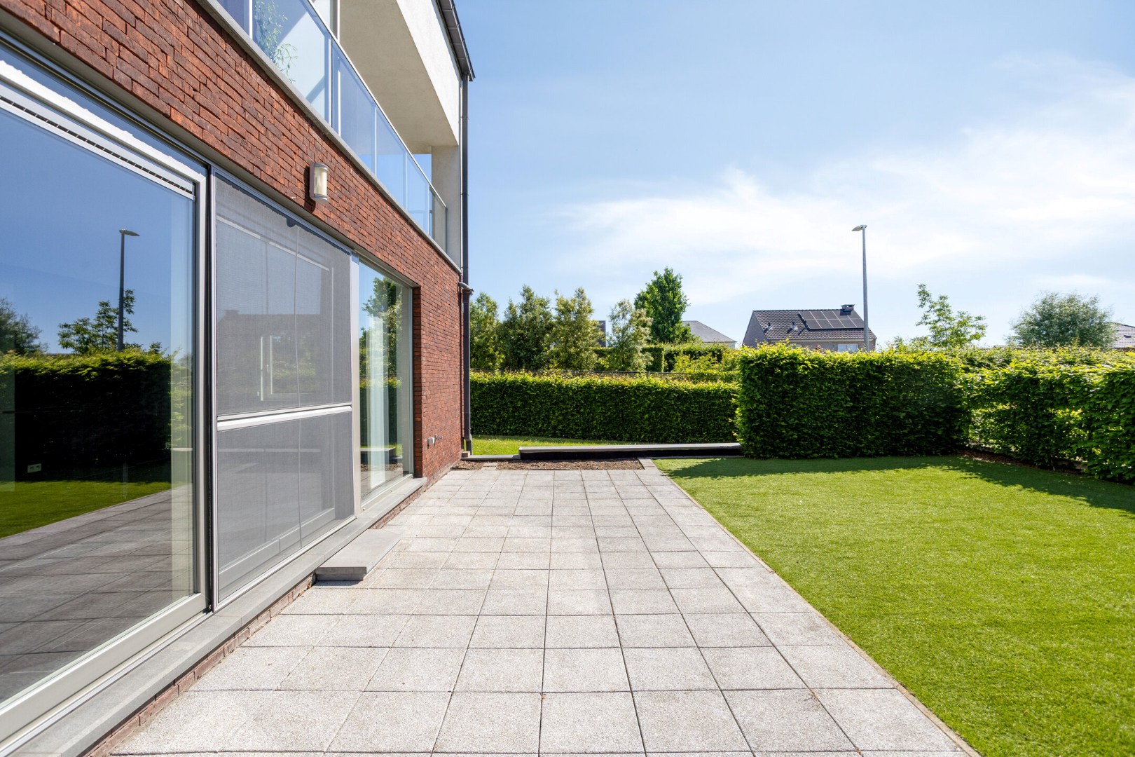 Instapklaar gelijkvloers appartement met groot terras, tuin en garagebox in Kumtich - EPC 104 KWH/m² 