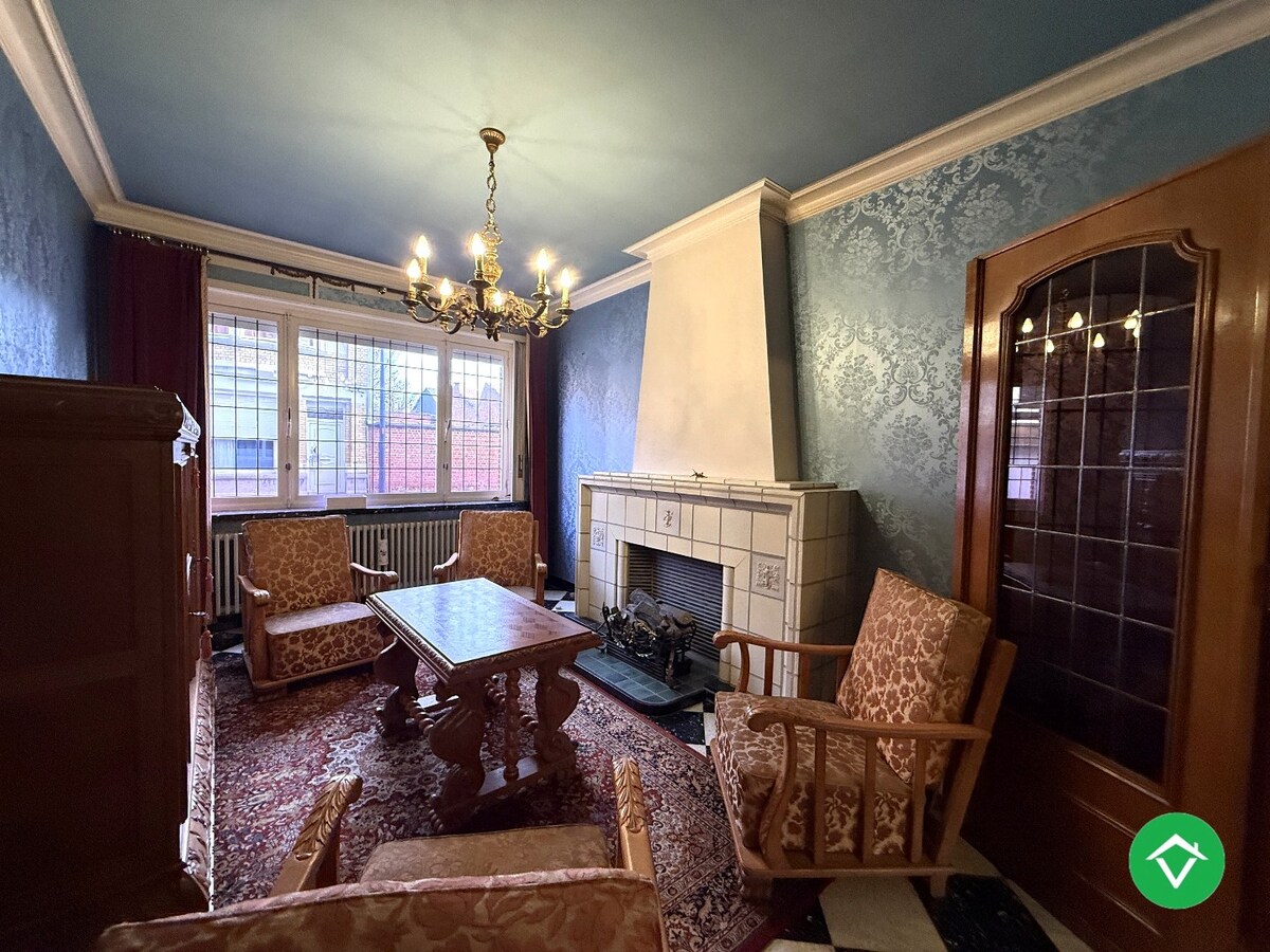 Karaktervolle, stevige woning met 4 slaapkamers, tuin en garage in centrum Roeselare 