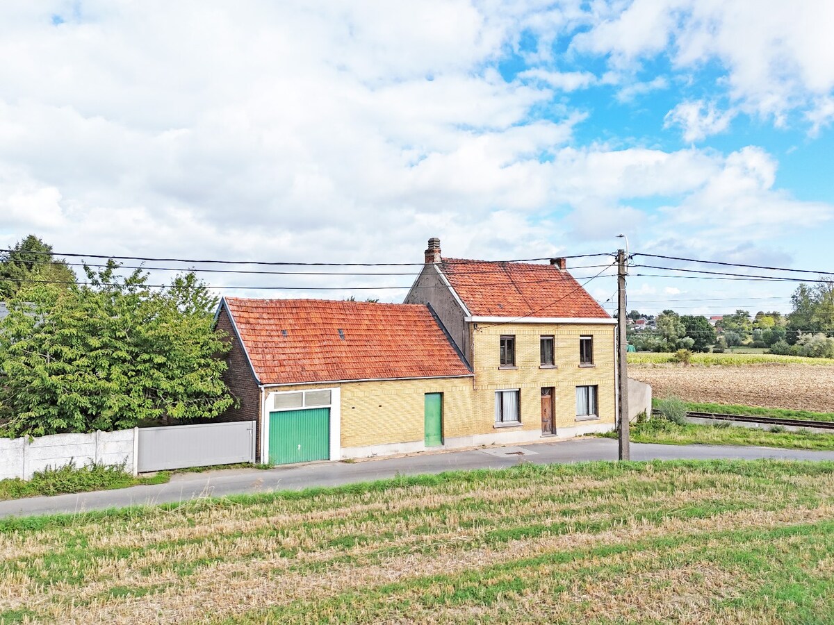 Te renoveren/te slopen woning met zicht op agrarische gebieden te Zwalm 