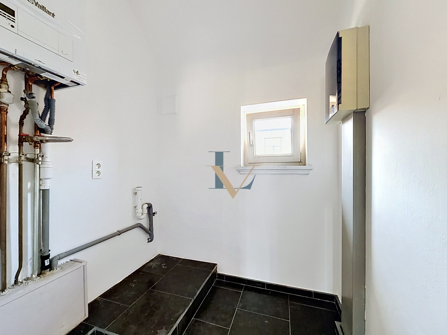Instapklaar duplex appartement met 2 slpk. en 2 bdks. en mooi terras. 