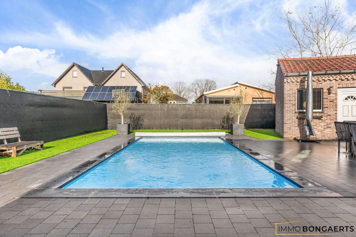 Instapklare woning met 4 slaapkamers en zwembad 