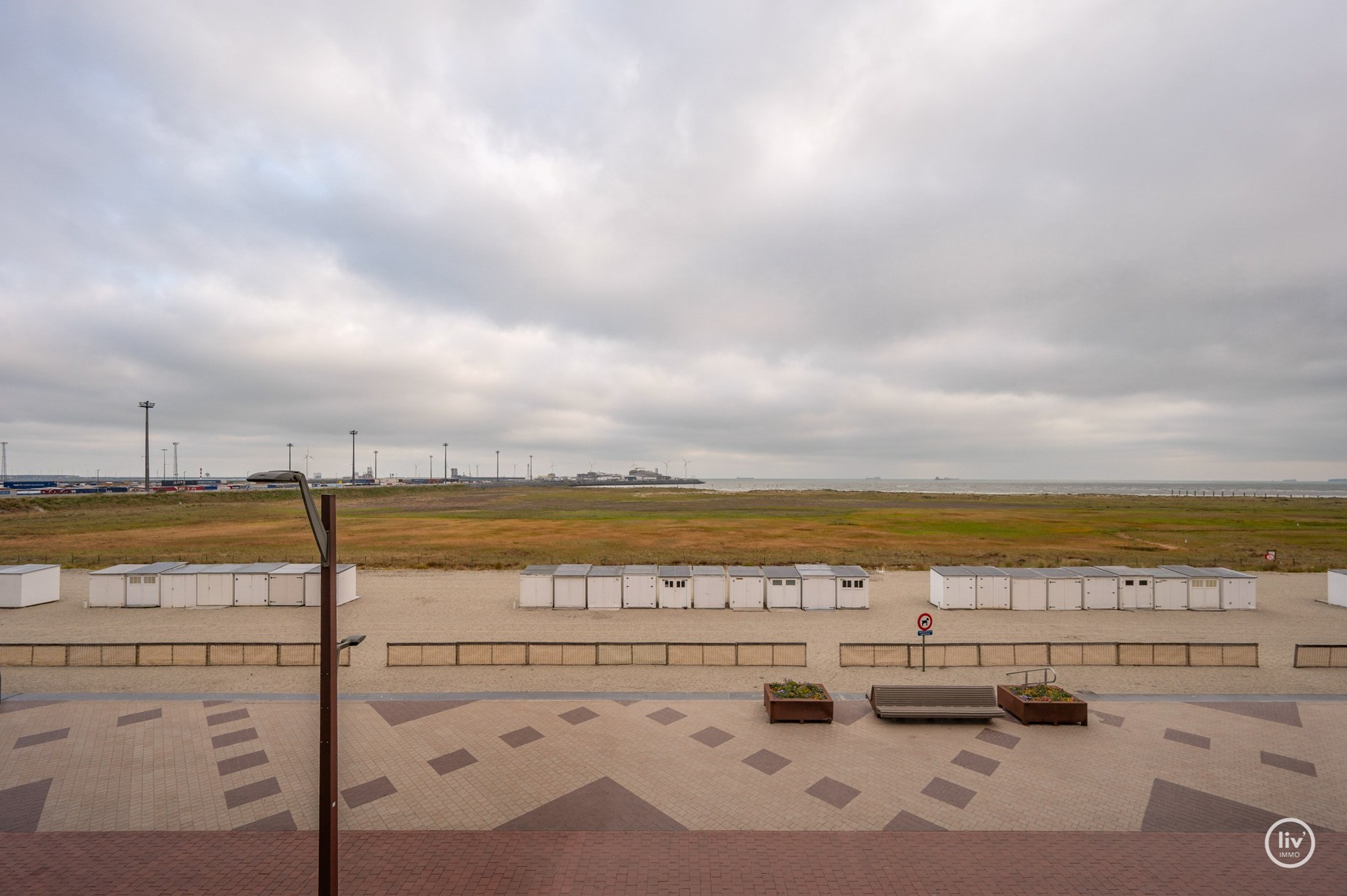 Vivez la sensation côtière ultime dans ce studio récemment rénové et prêt à emménager, idéalement situé sur la digue de Knokke. 