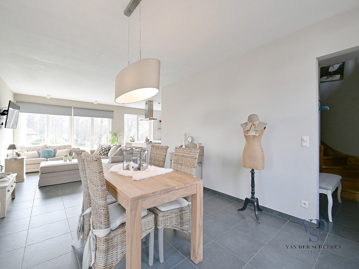 Recente pastorijwoning in hartje Dikkelvenne. 