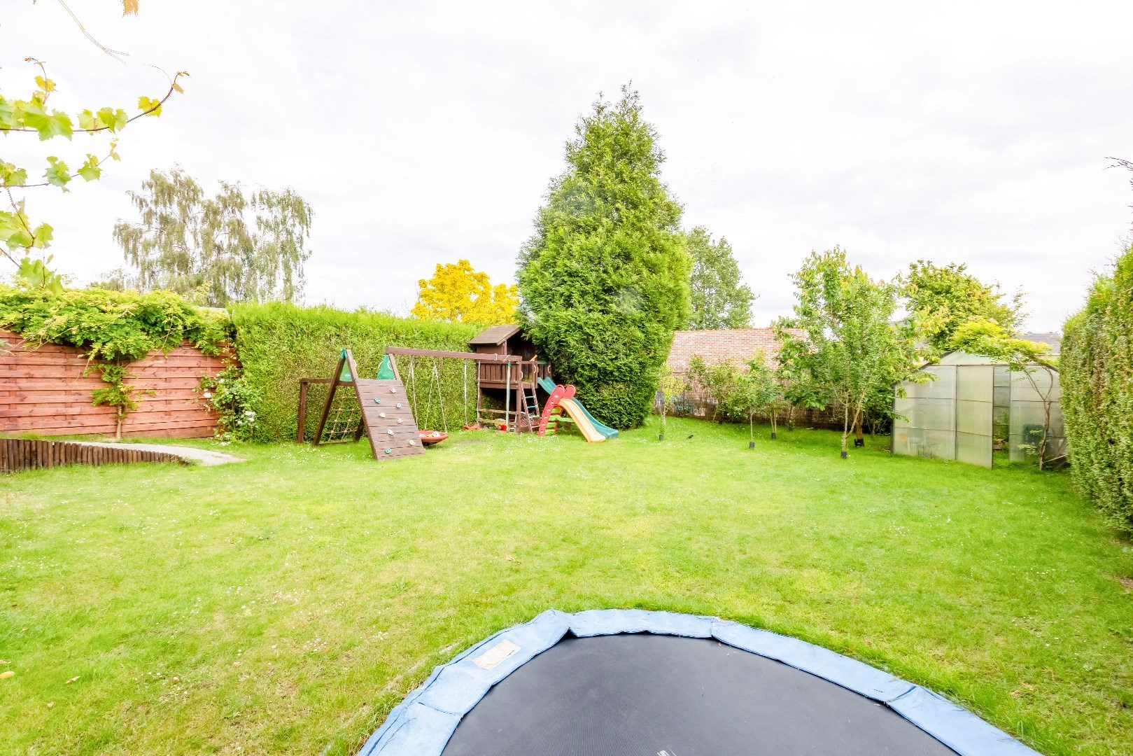 Gerenoveerde gezinswoning met 4 slpks en aangename tuin 