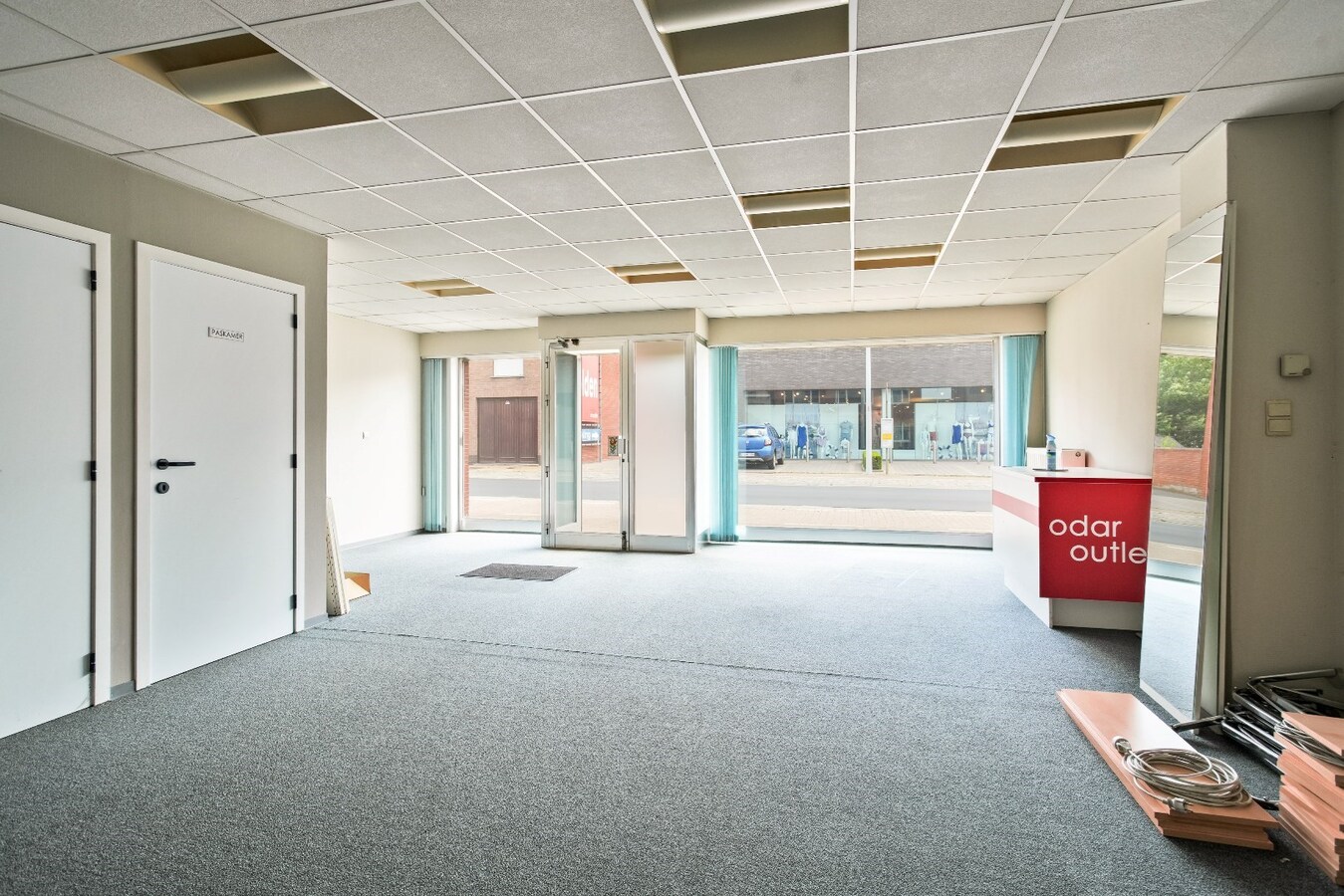 Ruime handelspand met woonst op commerciële ligging 